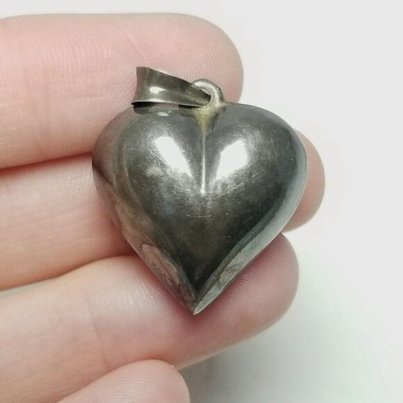 Vintage Puffy Heart Pendant, Tarnished Silver Tone, Charm, Sweetheart Estate - Picture 5 of 6
